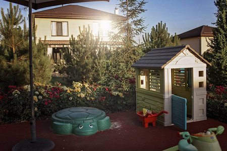 现代度假屋外的绿色花园背景图片