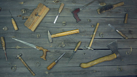 旧手工具顶视图桌子上有60年代70年代80年代带木柄的混合工作具图片