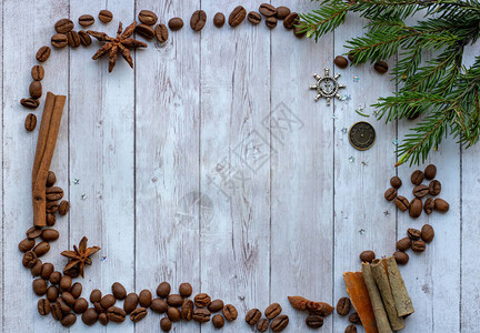芬芳的咖啡豆和榛子香料肉桂八角和丁香圣诞节和新年的装饰品背景模式图片