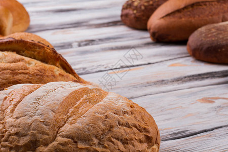 带复制空间的面包背景木制背景图片