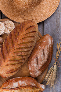 全麦面包和木制背景上的小麦穗图片