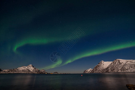 在挪威洛福登群岛的山上有许多星在天空中闪耀着远门速度非常快北极光和图片