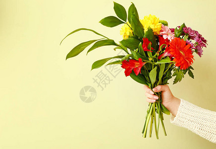 花匠手用美丽的花束图片