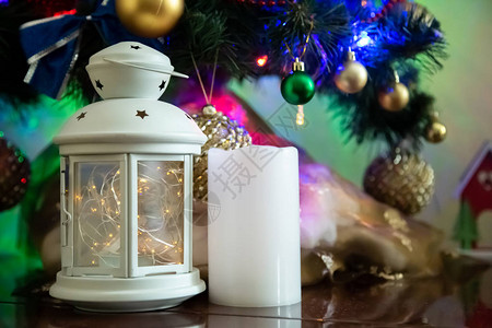 圣诞节的蜡烛蜡烛球和圣诞树调味品图片