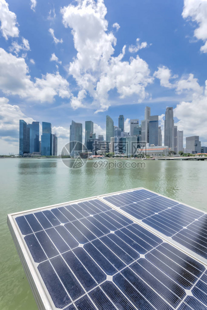 与新加坡现代城市和摩天大楼背景的近距离太阳能电池图片