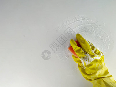 黄橡胶手套中的一只手的顶部视图图片