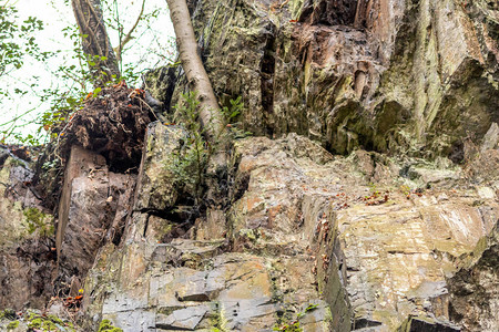 一个古老采石场的巨大悬崖边缘是岩石墙和自由攀岩爱好者的复古象征背景图片