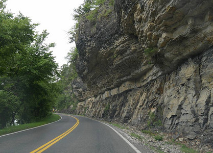 宽阔的蜿蜒曲折的道路石墙突出在道路上图片