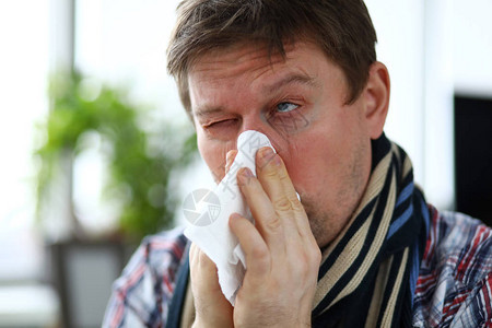 在白餐巾上吹封住鼻子的病人近身发炎病情和高烧颈部疤痕家中放松保图片
