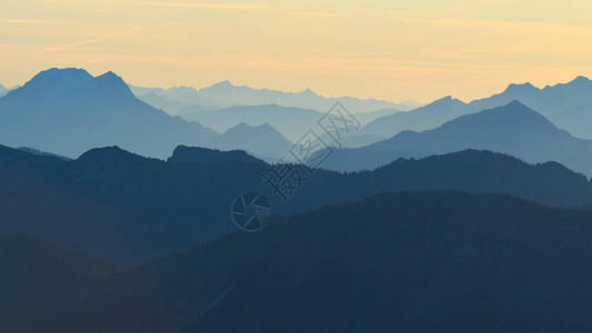 山脊和迷雾谷地的明亮空中观察美丽的仙河图片