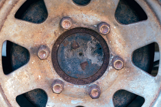 废弃汽车生锈的轮毂盖特写图片
