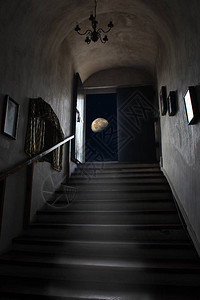 退出地牢楼上俯瞰星空和月亮从黑暗的房间看月亮的神奇景色在俯瞰夜空图片