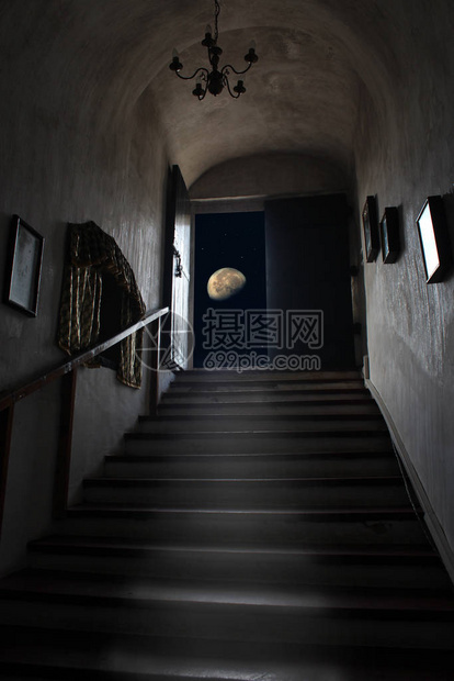 退出地牢楼上俯瞰星空和月亮从黑暗的房间看月亮的神奇景色在俯瞰夜空图片