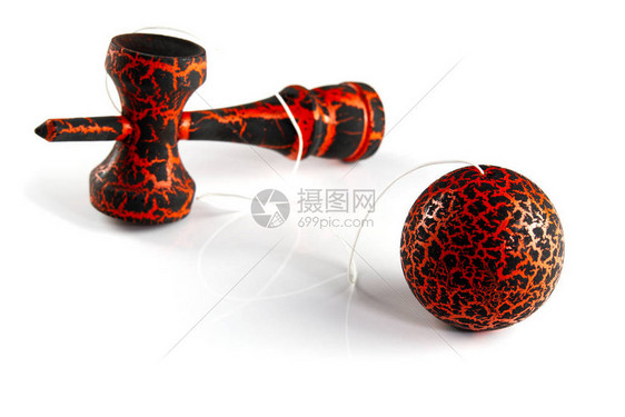 白上孤立的日本金玉木玩具黑色和橙色木玩图片