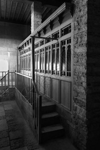 黑夜古建筑黑白风化门廊图片