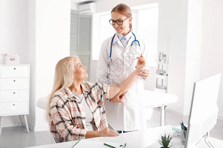 医生检查在诊所有共同疼高清图片下载-正版图片506326893-摄图网