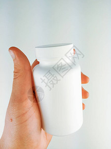手持白色空白塑料容器瓶用于白图片