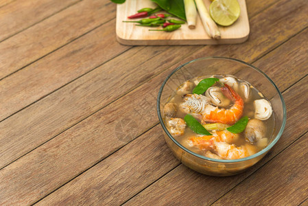 在泰国街头食品市场或泰国餐馆出售的热辣和酸味海鲜汤To图片