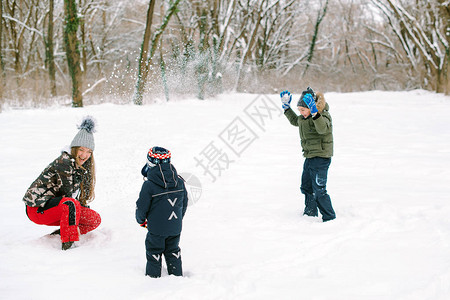 母亲和孩子们在冬季公园玩乐快乐的家庭在冬天在户外玩雪圣诞假期快乐美好的多图片