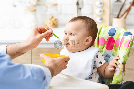 婴儿早餐托德在室内厨房吃健图片