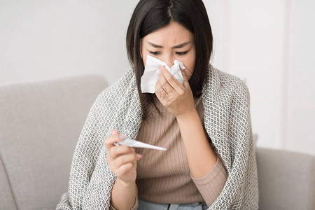 亚洲女孩发烧用温度计测量体温吹鼻图片