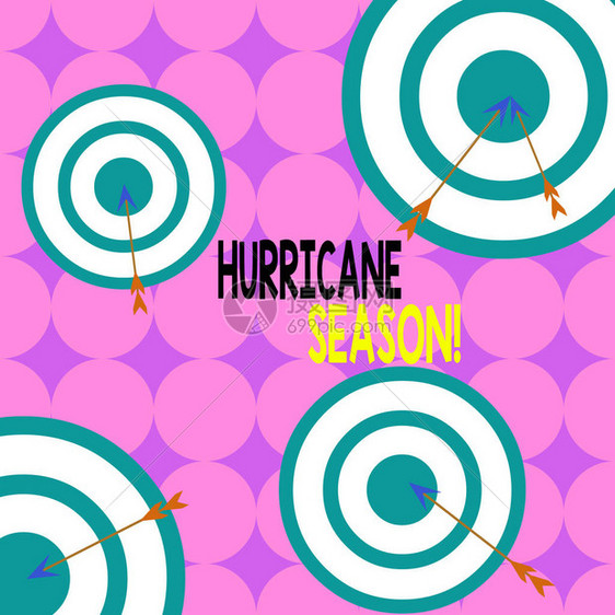 显示飓风季节的书写笔记预计大多数热带气旋将开发箭头和圆形目标不对称形状多色设计图片