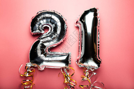 银数字气球制作的庆祝21周年快乐的彩虹环球布道假日派对装饰或明信片概图片