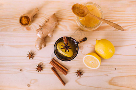 加杯热水加柠檬蜂蜜和姜根图片