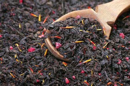 红茶与花瓣和木勺干果混合图片