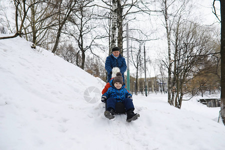 冬天公园里的孩子们孩子们在操场上玩雪他们雕刻雪图片