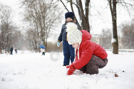 儿童在冬季公园图片