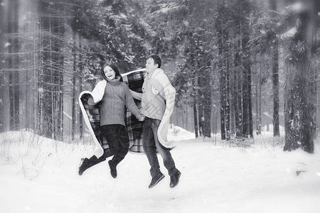 一对恩爱的情侣在冬季散步男人和女人在冬天在公园里约会冬季图片