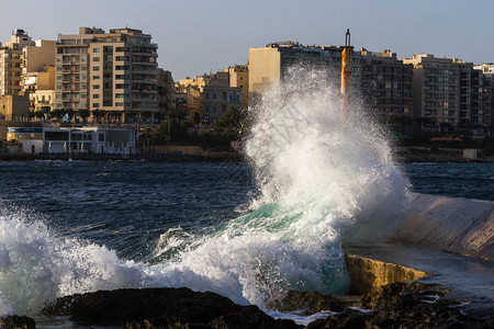 马耳他岛上海岸的城市图片