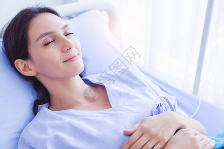 当生病的女士睡在病房里时图片