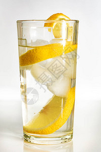 一杯冰水和白底的柠檬片图片