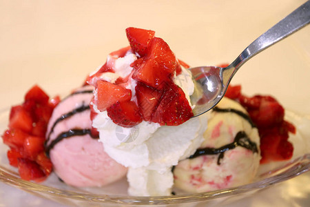 美味的切碎的新鲜草莓配冰淇淋圣代图片