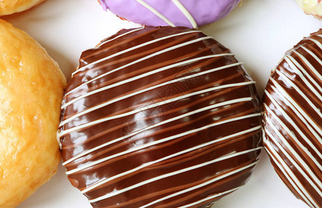 令人垂涎的巧克力釉面甜圈的顶部视图图片