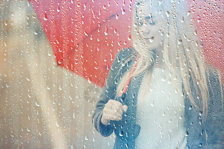 带着雨伞的女孩在秋天公园摆着伞子图片