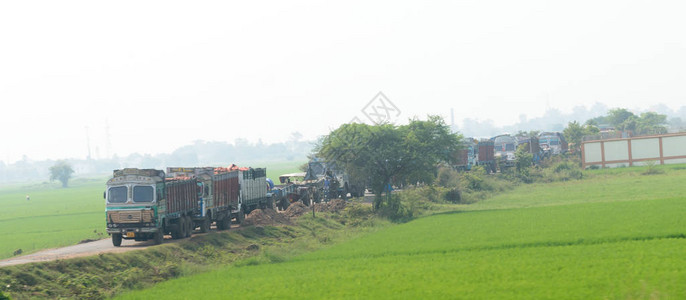 重型货车的长队交通车辆在乡村公路未铺砌的道路上排队等候印度是世界上最大的陆地服务州际网络印度西孟加拉邦亚洲2019图片