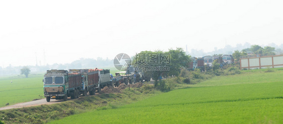 重型货车的长队交通车辆在乡村公路未铺砌的道路上排队等候印度是世界上最大的陆地服务州际网络印度西孟加拉邦亚洲2019图片