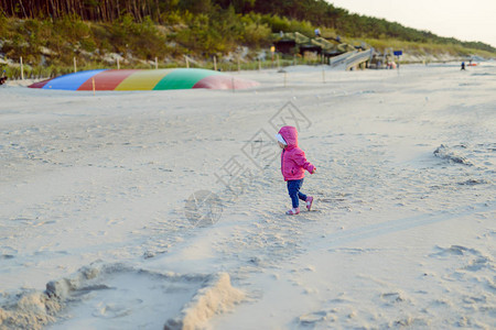 在阳光灿烂的沙滩上可爱的小孩女图片