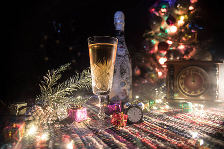 一杯带圣诞装饰的香槟传统的寒假酒在雪地里喝着创意新年艺术品复制空间图片