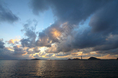 海滨小镇博德鲁姆和壮观的日落土耳其穆拉图片