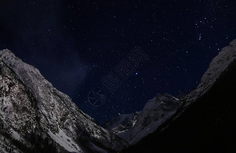 雪山的夜空中有星空星座是天狼图片