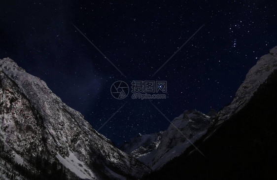 雪山的夜空中有星空星座是天狼图片