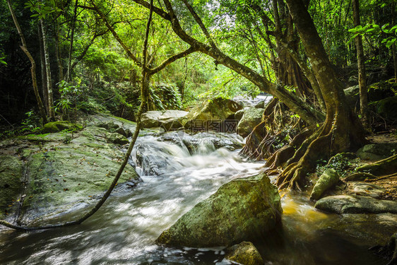 高川瀑布郭琼瀑布是泰国拉恰布里省SuanPhueng图片