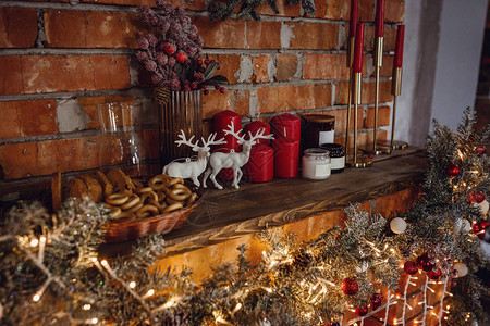 美丽的假期装饰有圣诞树和它下面的礼物的家庭房间圣诞快乐新年节日图片