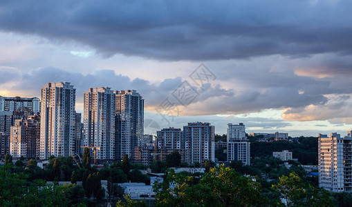 一个大城市的现代建筑在一个温暖的夏天夜晚美丽的城市景色图片