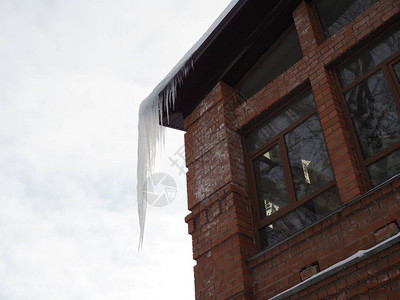 冰柱从建筑屋顶上挂起图片