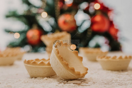 圣诞树背景的糖果和蛋糕图片